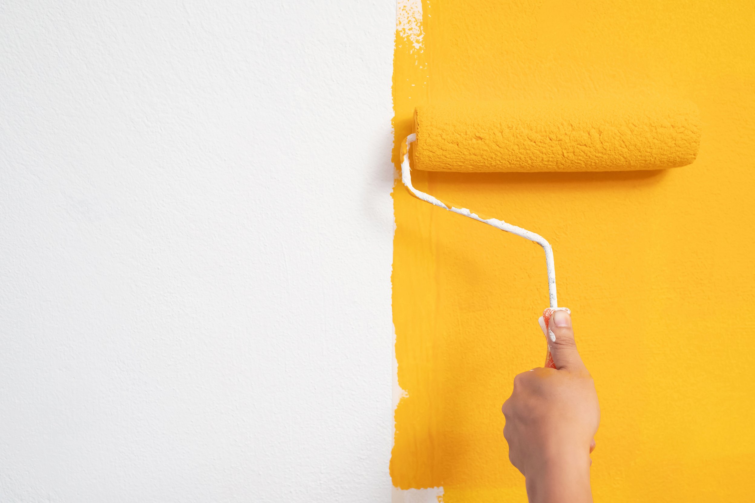 Bare Hand Painting Wall with Yellow Paint